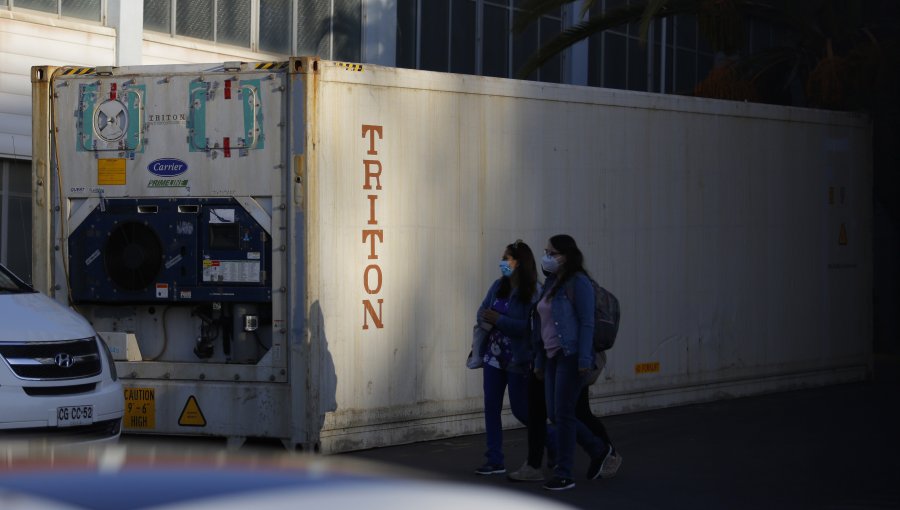 Instalan contenedores refrigerados en colapsada morgue de Hospital Van Buren