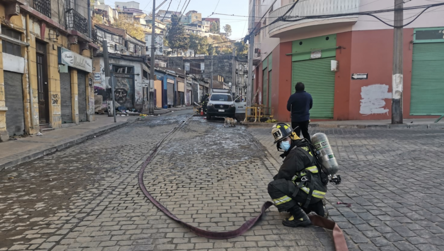 Fuga de gas movilizó a equipos de emergencia y obligó a evacuar a vecinos de un edificio en Valparaíso