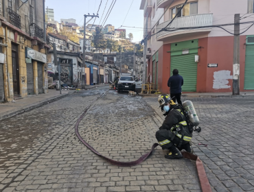 Fuga de gas movilizó a equipos de emergencia y obligó a evacuar a vecinos de un edificio en Valparaíso