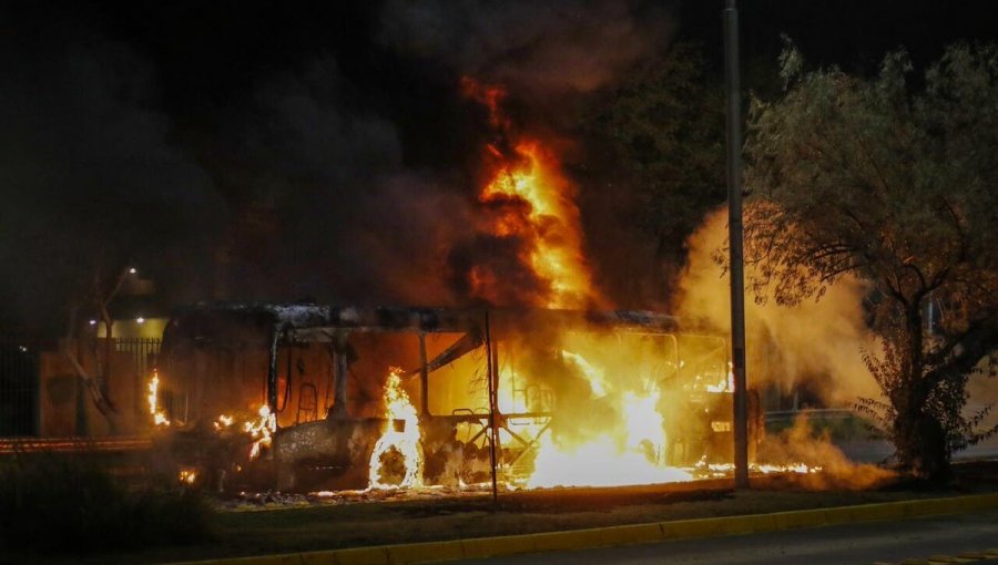 Tres buses quemados y enfrentamientos con Carabineros marcaron jornada del "Día del Joven Combatiente"