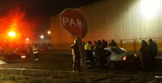 Niño de 10 años que conducía un auto se estrelló contra tren en Coronel: Cuatro personas en estado grave