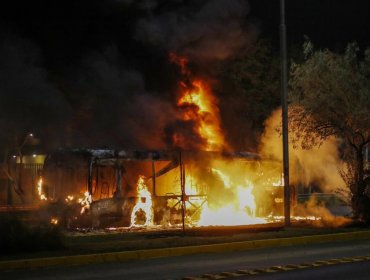 Tres buses quemados y enfrentamientos con Carabineros marcaron jornada del "Día del Joven Combatiente"