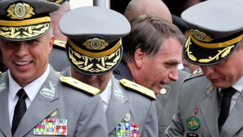 Qué significa para Jair Bolsonaro la histórica renuncia en bloque de la cúpula militar