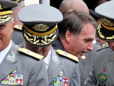 Qué significa para Jair Bolsonaro la histórica renuncia en bloque de la cúpula militar