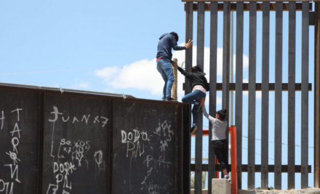 Dramático momento en la frontera de México y EE.UU: Dos niñas fueron arrojadas desde muro fronterizo de más de 4 metros