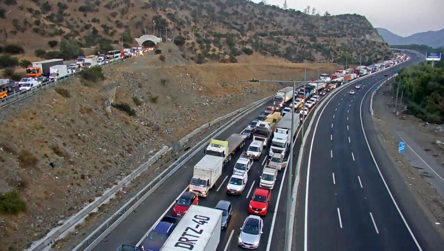 Levantan cordón sanitario en Paine por kilométrica congestión vehicular en la ruta 5 Sur