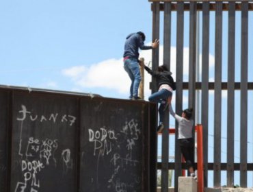 Dramático momento en la frontera de México y EE.UU: Dos niñas fueron arrojadas desde muro fronterizo de más de 4 metros