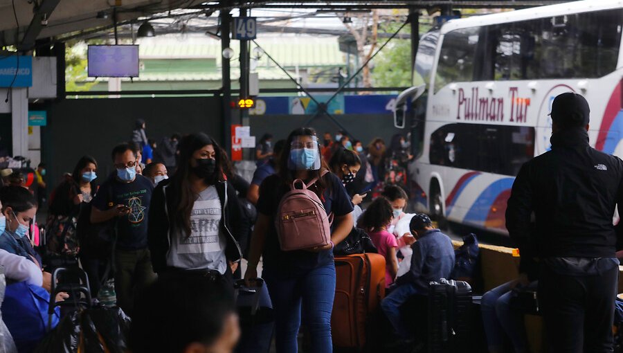 Estiman que unas 70 mil personas saldrán de la región Metropolitana desde los terminales de buses de Estación Central