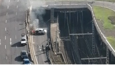 Impresionante vídeo: Auto cae al menos seis metros en plena Avenida España en Viña del Mar