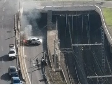 Impresionante vídeo: Auto cae al menos seis metros en plena Avenida España en Viña del Mar