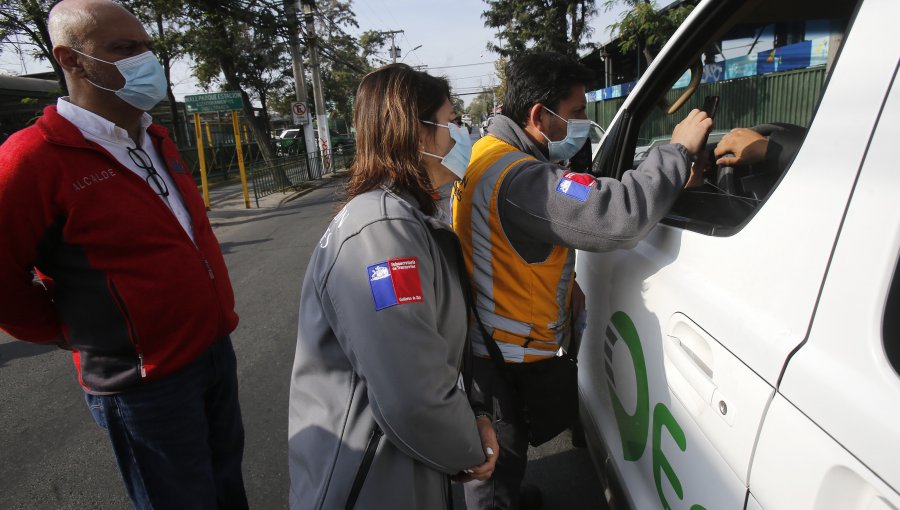 Taxis y Minibuses piratas cobran hasta 20 mil pesos por persona para traslado de Santiago a zona costera de Valparaíso