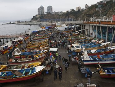 Valparaíso: Grandes aglomeraciones se toman la Caleta Portales en Viernes Santo