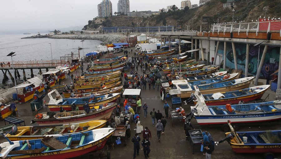 Valparaíso: Grandes aglomeraciones se toman la Caleta Portales en Viernes Santo