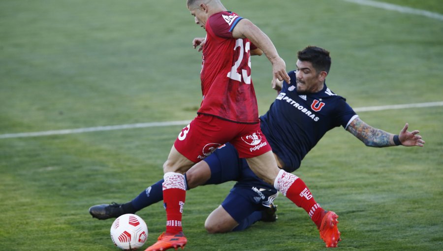 La U reaccionó a tiempo y rescató un empate ante Huachipato en su debut