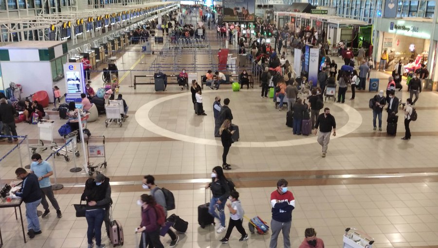 Aeropuerto de Santiago vivió un día de alta afluencia ante el cierre de fronteras