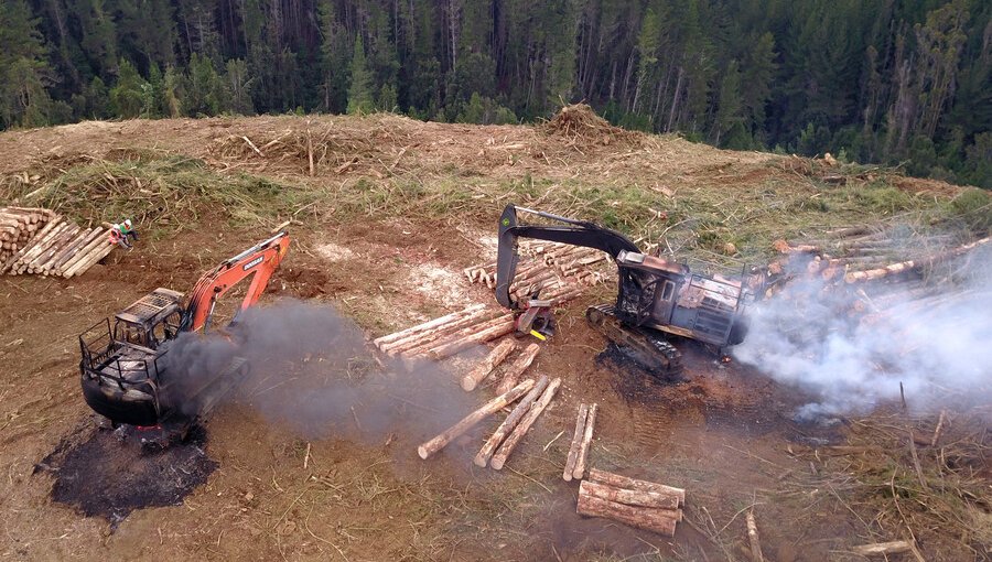 Al menos ocho maquinarias resultaron destruidas tras ataque incendiario en predio forestal de Toltén