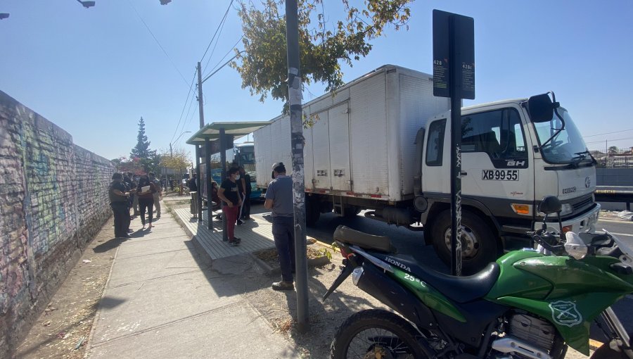 Un baleado y al menos nueve lesionados deja robo frustrado a camión en Pudahuel