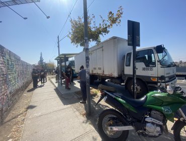 Un baleado y al menos nueve lesionados deja robo frustrado a camión en Pudahuel