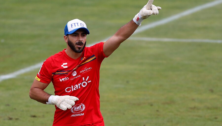 "Colgamos los guantes": Johnny Herrera anunció su retiro del fútbol profesional