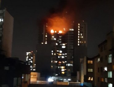 Voraz incendio destruyó completamente un departamento en piso 20 de edificio en el centro de Santiago