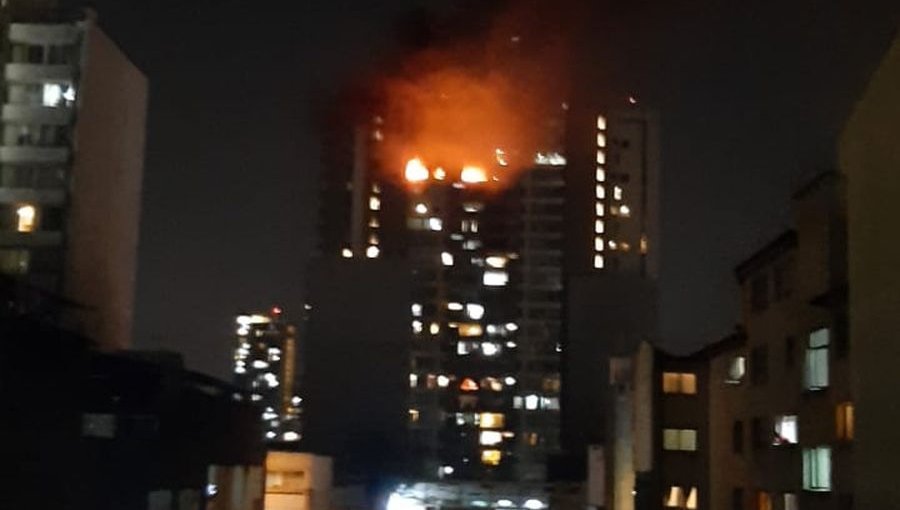 Voraz incendio destruyó completamente un departamento en piso 20 de edificio en el centro de Santiago