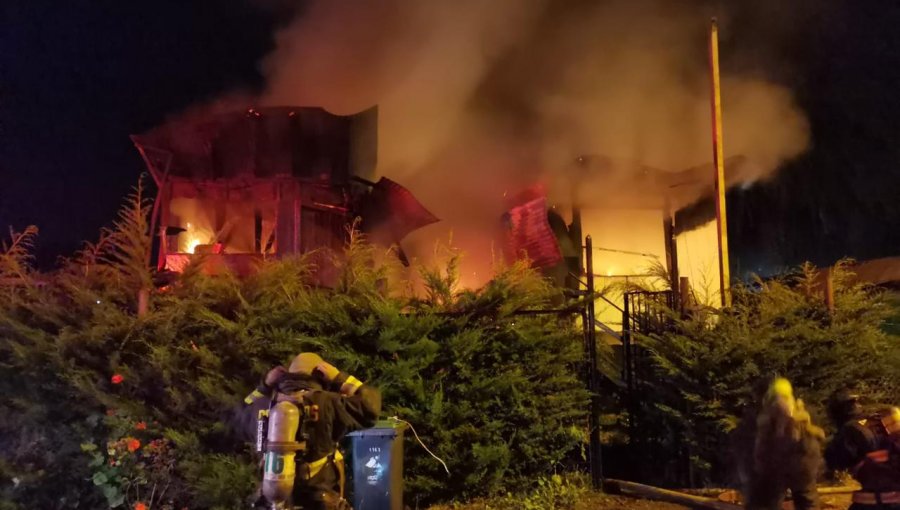 Incendio consumió casa habitación de material ligero en sector de Laguna Verde