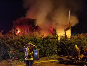 Incendio consumió casa habitación de material ligero en sector de Laguna Verde