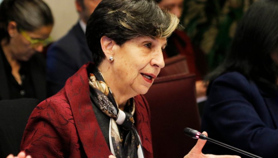 Senadora Allende pide al ministro Paris que aclare si se está discriminando por edad para uso de camas UCI