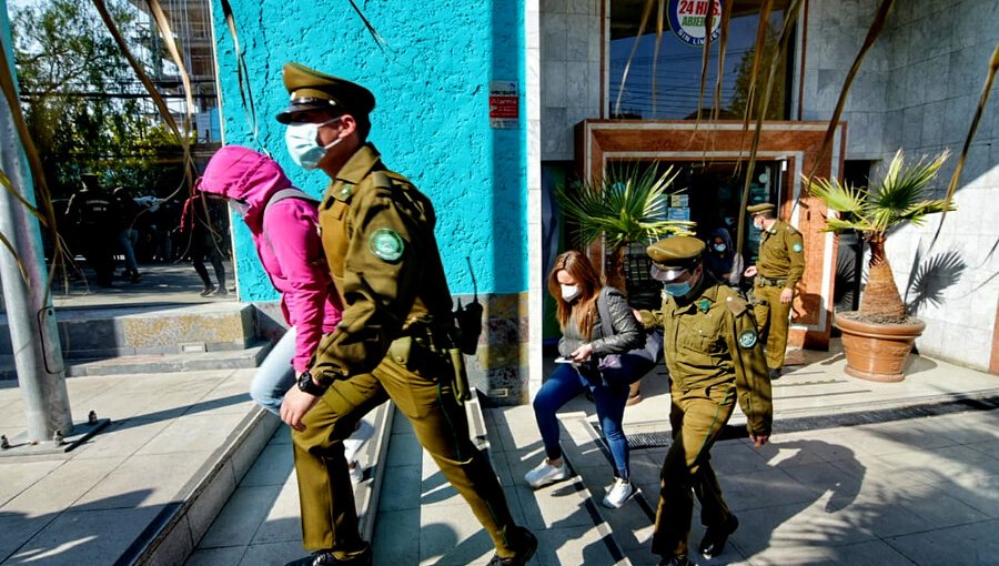 Detienen a 14 personas en gimnasio Pacific de Providencia por trabajar con permisos falsos