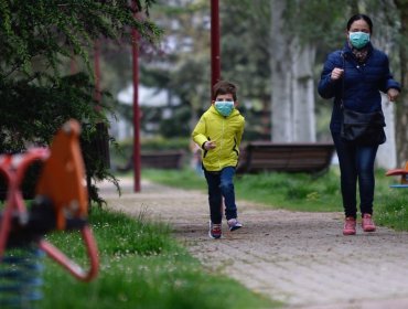 Minsal estudia "hacer más efectiva" la franja horaria de la mañana para que niños puedan pasear