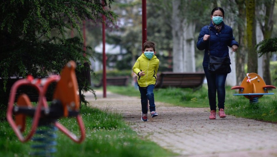 Minsal estudia "hacer más efectiva" la franja horaria de la mañana para que niños puedan pasear