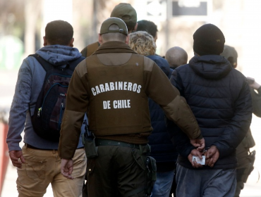 Denuncia ciudadana permite detener a 17 personas que participaban en fiesta clandestina en Estación Central