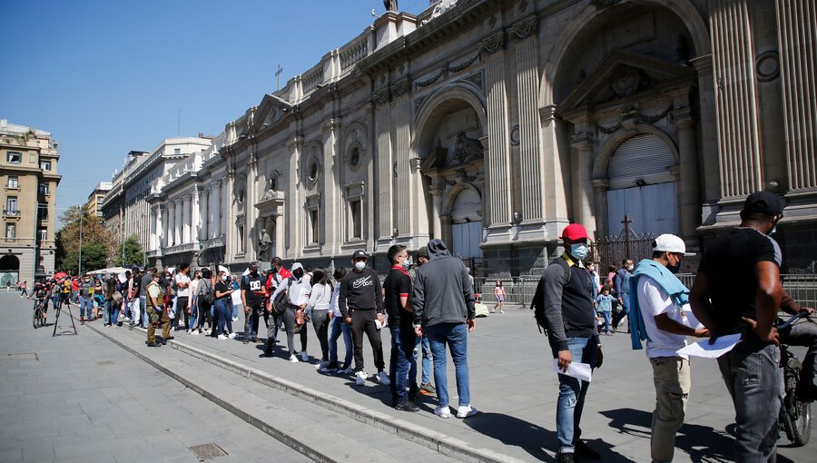 Cerca de 600 inmigrantes se reunieron en Santiago pidiendo al Gobierno regularizar su situación en el país