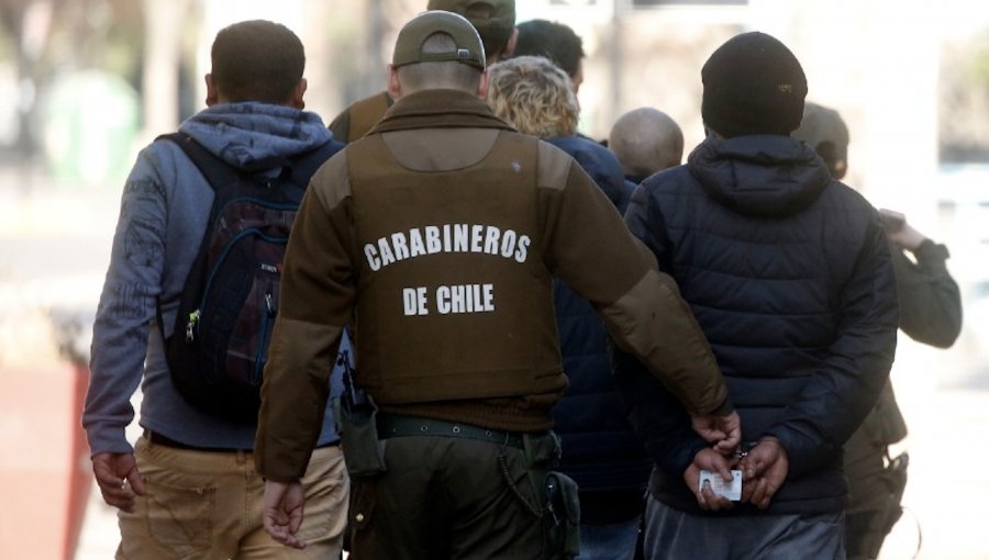 Denuncia ciudadana permite detener a 17 personas que participaban en fiesta clandestina en Estación Central