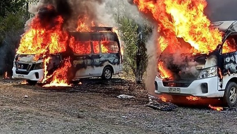 Nuevo ataque incendiario en menos de 24 horas en La Araucanía: dos furgones fueron quemados