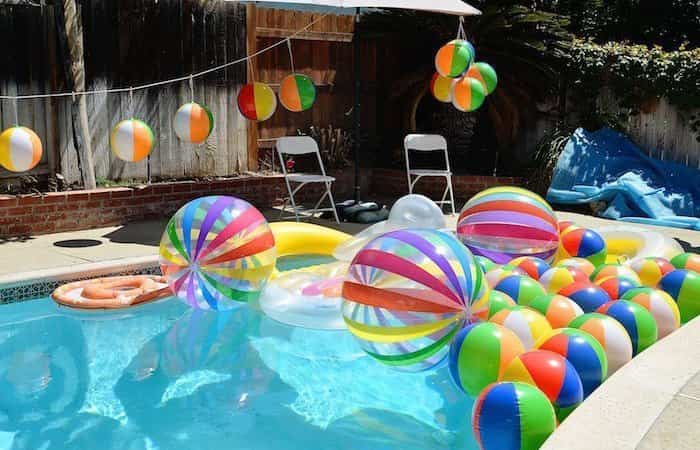 Sorprenden a ocho hombres disfrutando de tarde de piscina y alcohol en parcela de Quilpué