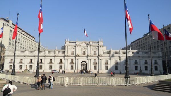 Hombre fue detenido tras saltar rejas y correr hacia La Moneda luego de evadir una fiscalización