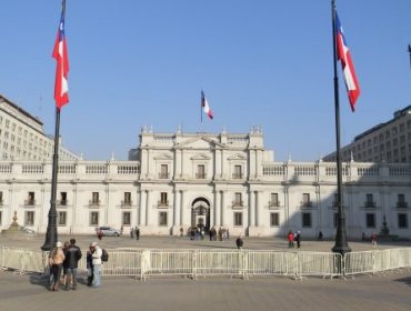 Hombre fue detenido tras saltar rejas y correr hacia La Moneda luego de evadir una fiscalización