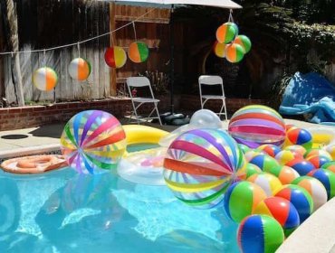 Sorprenden a ocho hombres disfrutando de tarde de piscina y alcohol en parcela de Quilpué