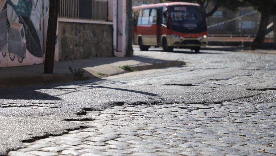 14 calles del cerro Playa Ancha serán reparadas tras millonaria aprobación de fondos