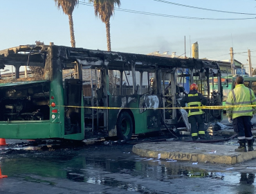 Encapuchados armados con escopeta quemaron bus del sistema RED en Pedro Aguirre Cerda