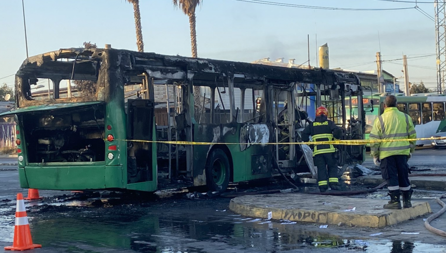 Encapuchados armados con escopeta quemaron bus del sistema RED en Pedro Aguirre Cerda