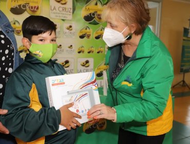 Alumnos de La Cruz comenzaron a recibir tablets para conectarse a clases online en medio de la pandemia