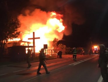 Incendio consume iglesia en sector Roble Huacho de Padre Las Casas