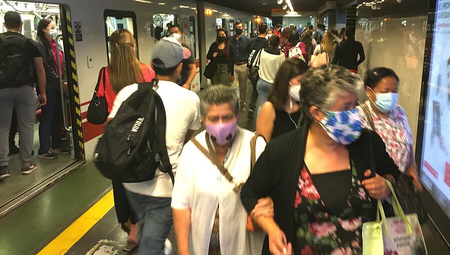 "Mochila olvidada" en estación del Metro de Santiago generó suspensión del servicio y aglomeraciones