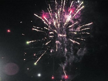 Fuegos artificiales se reportan en distintas zonas del país por aniversario de Colo-Colo