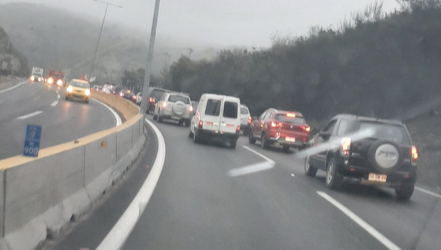 Accidente de tránsito termina con vehículo volcado y alta congestión en la ruta Las Palmas de Viña del Mar