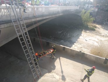 Mujer embarazada cayó al lecho del río Mapocho en Independencia desde una altura de 6 metros