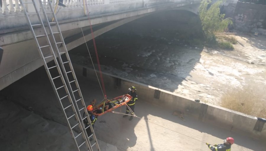 Mujer embarazada cayó al lecho del río Mapocho en Independencia desde una altura de 6 metros