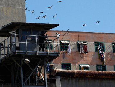 En menos de 90 minutos, hombre desciende dos veces de su automóvil para efectuar disparos al aire en las afueras de la cárcel de Valparaíso